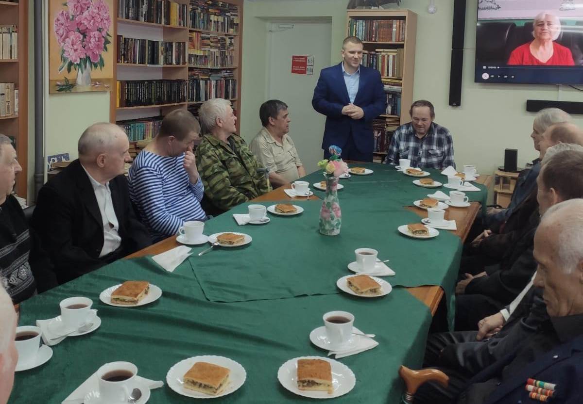 Мужчины принимают поздравления с Днем защитника Отечества.